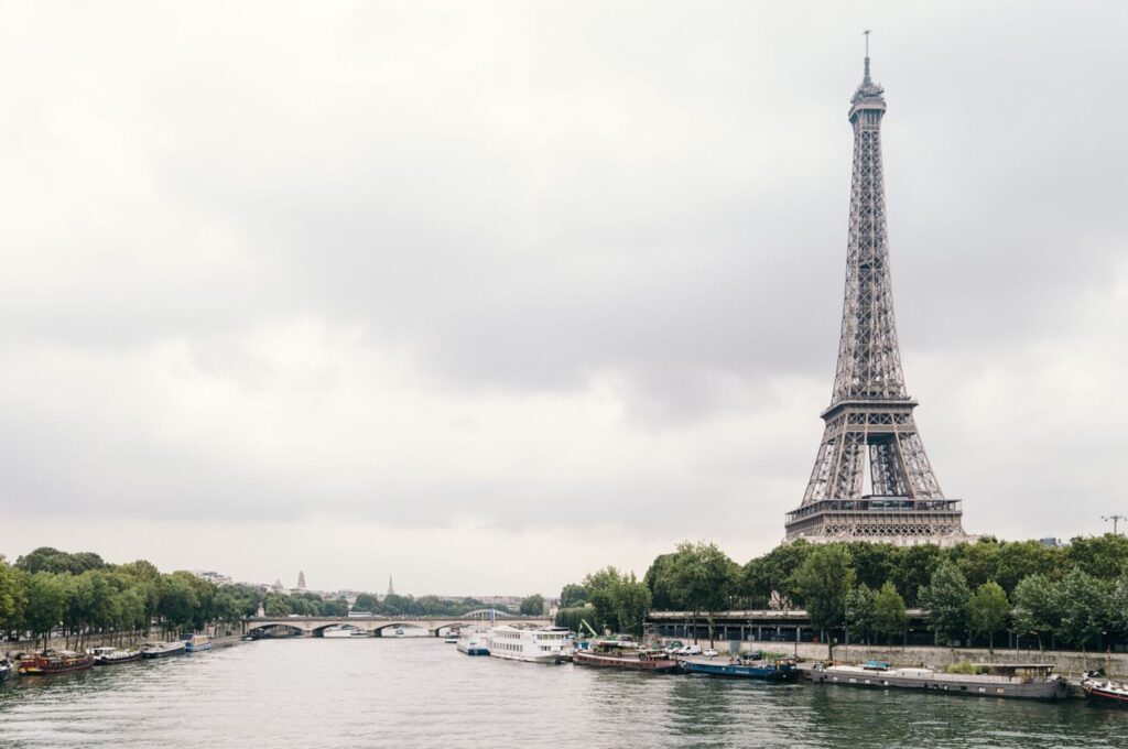 센강과 에펠탑의 모습
